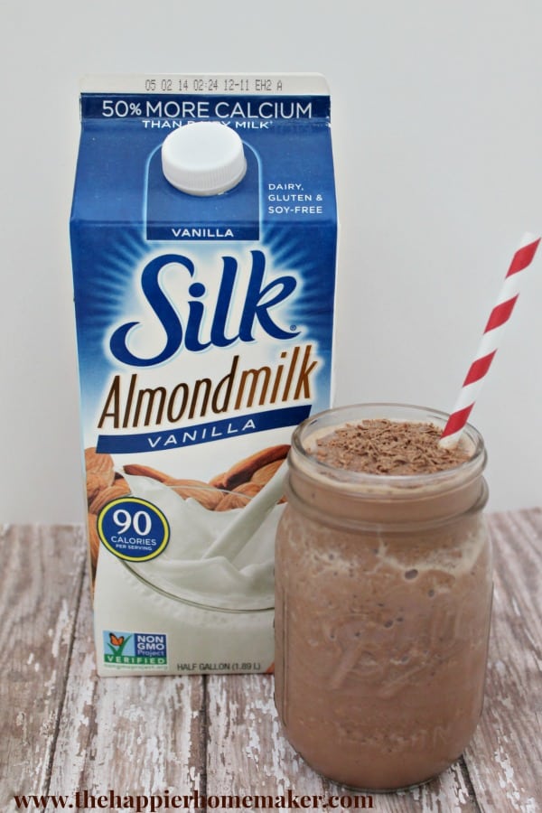 Chocolate Almond Skinny Smoothie | The Happier Homemaker