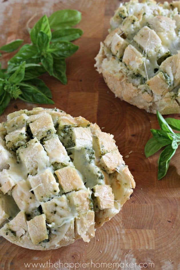 Een close-up foto van pesto kaasachtig uit elkaar te halen brood 