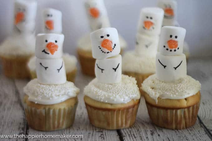 eight snowman cupcakes