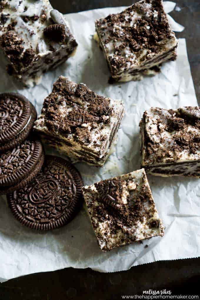 A close up from above of five pieces of three ingredient Oreo cookie with chocolate fudge and three Oreos