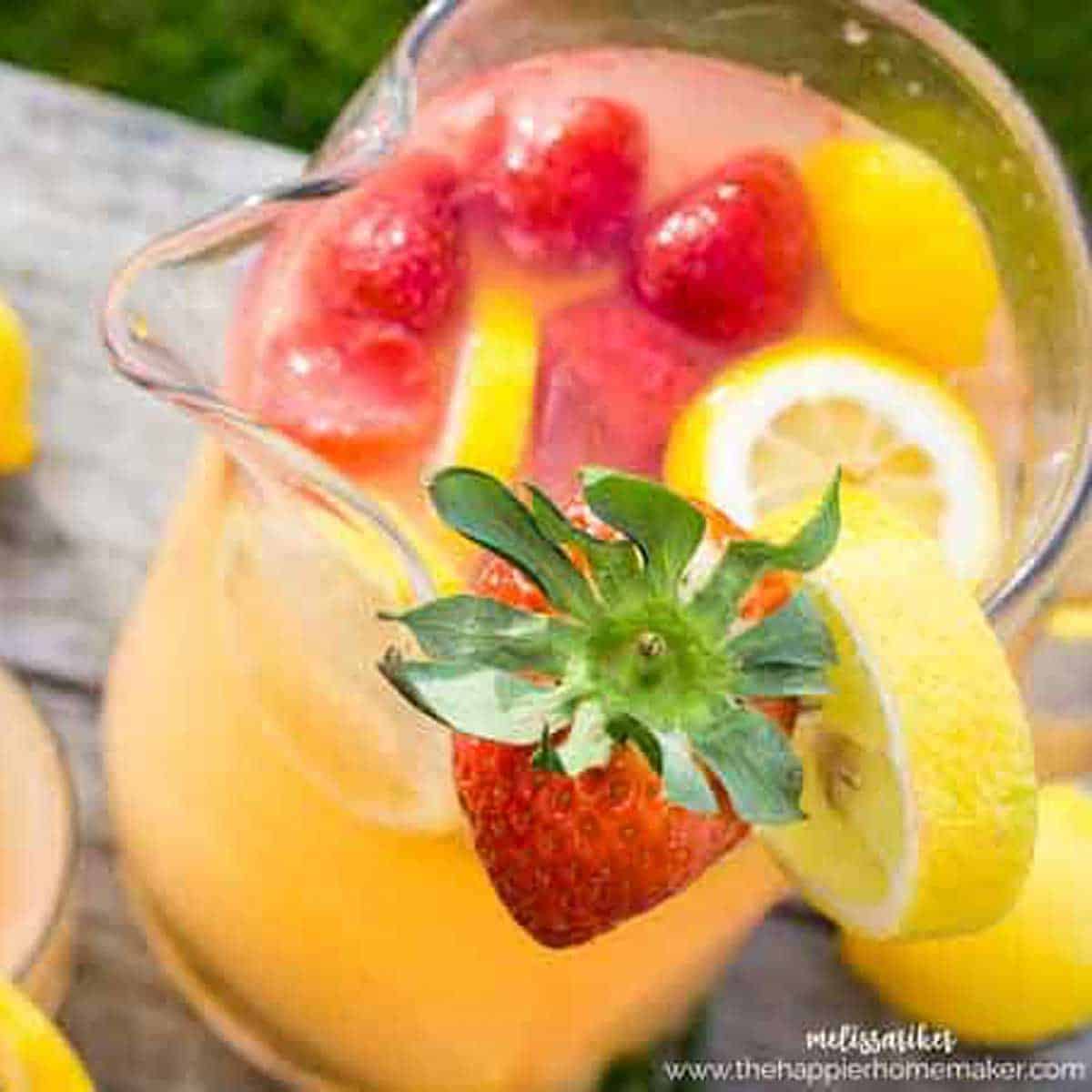 https://thehappierhomemaker.com/wp-content/uploads/2017/03/strawberry-lemonade-1.jpg