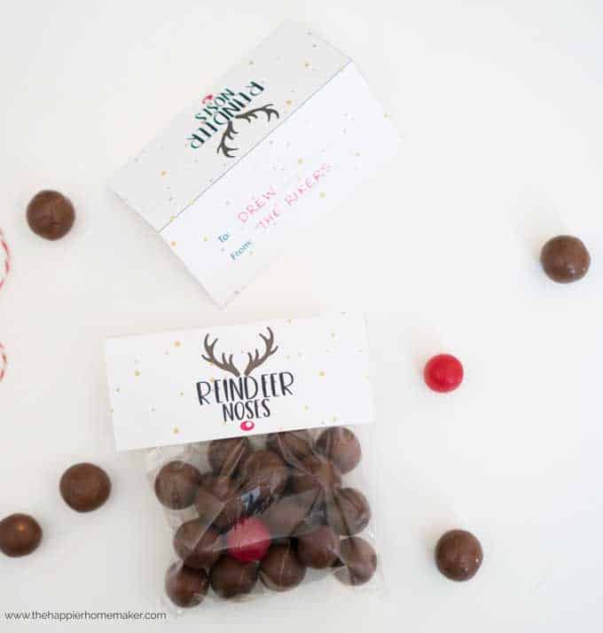 A close up of printable labels that says Reindeer Noes with candy