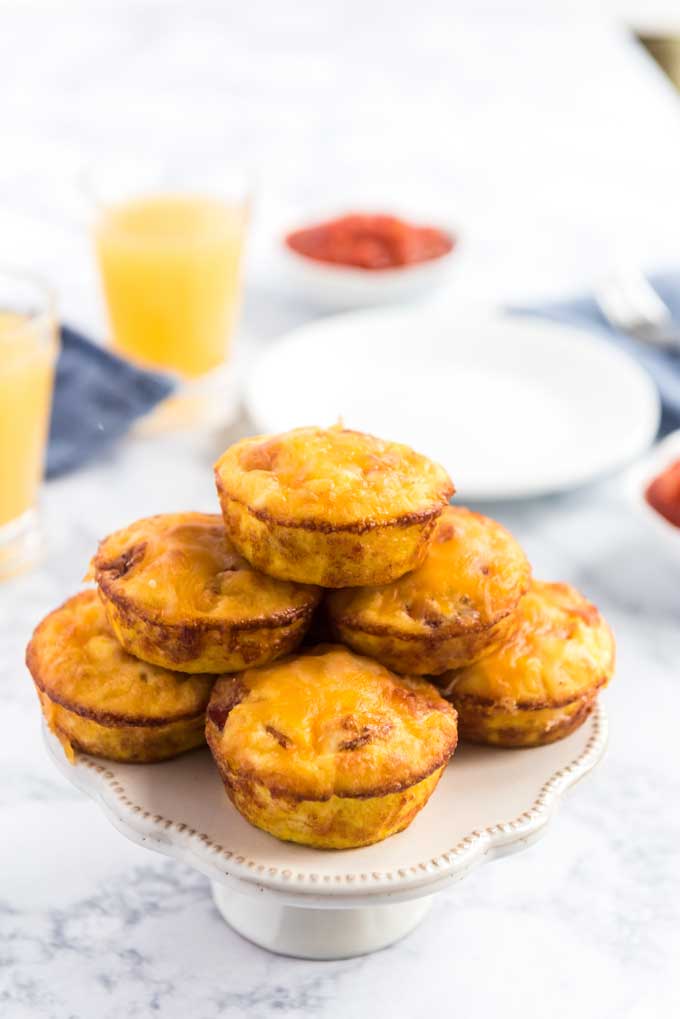 Muffins de huevo con queso y jamón en el plato