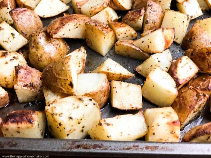 close-up van geroosterde aardappelen op bakplaat