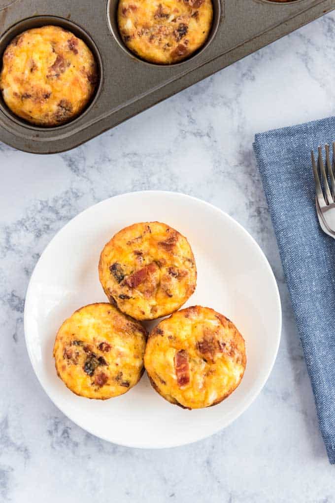 muffins aux œufs pour le petit déjeuner sur assiette