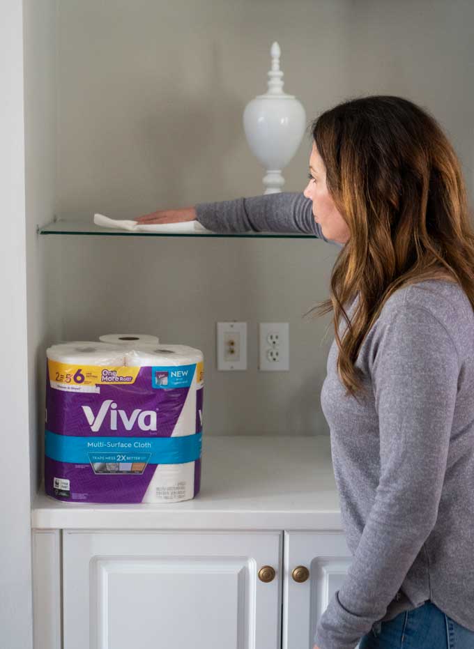 cleaning glass with viva paper towels