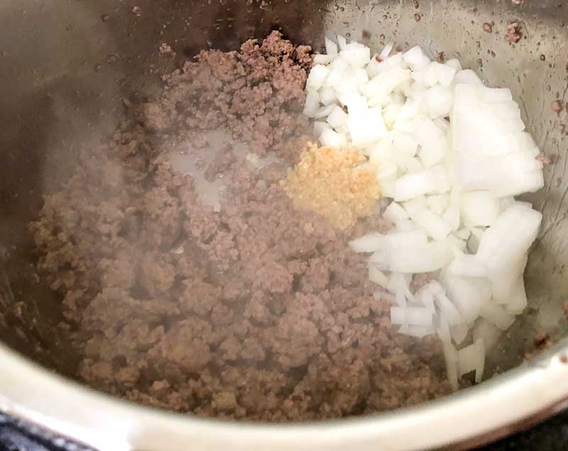 browning ground beef with garlic and onion in instant pot on saute mode