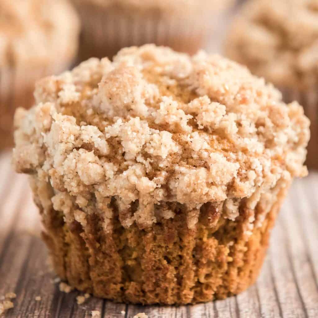 pumpkin muffins with crumble topping