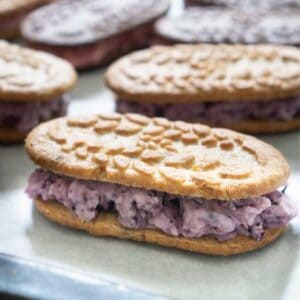 breakfast sandwiches with Belvita breakfast biscuits and frozen yogurt