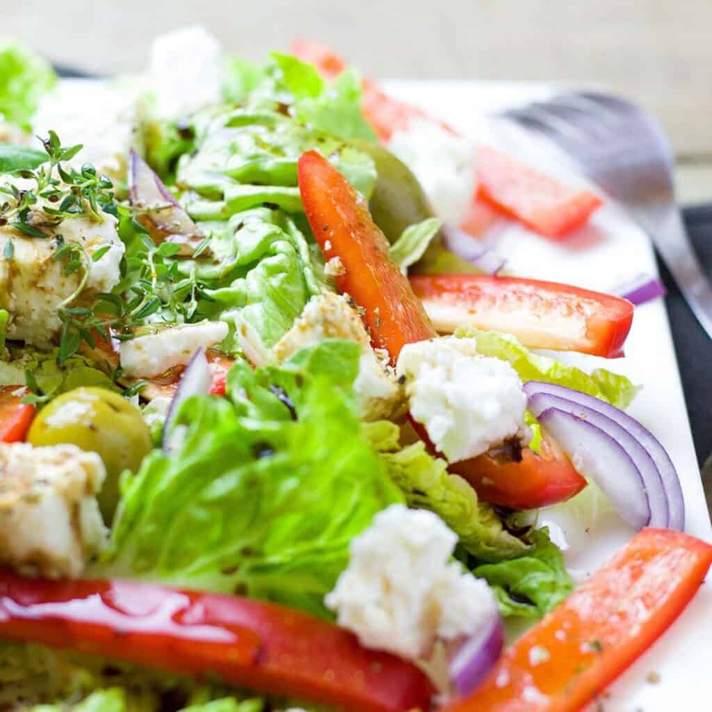 Griekse salade op plaat