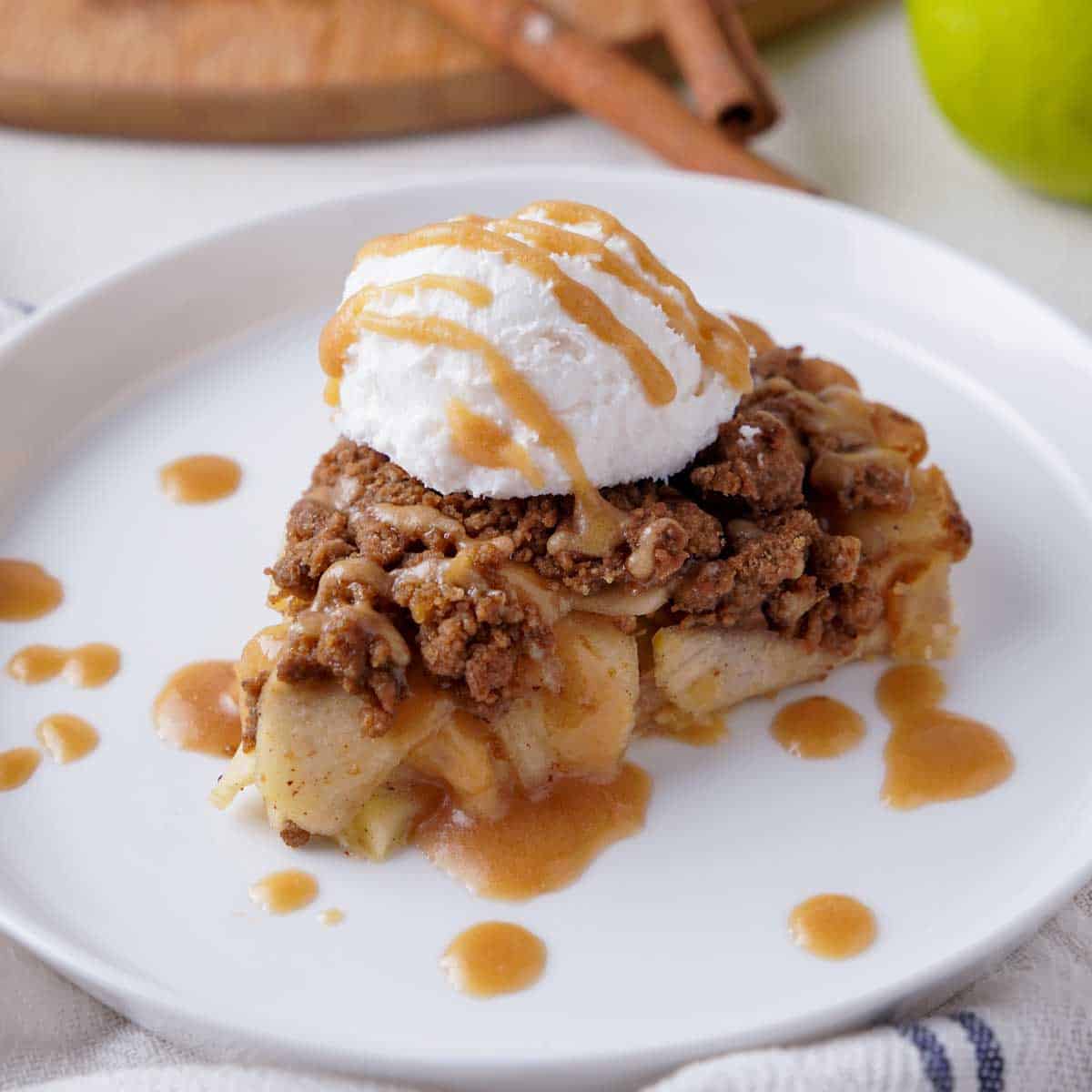 Apple Cinnamon Crumb Pie Recipe - The Happier Homemaker