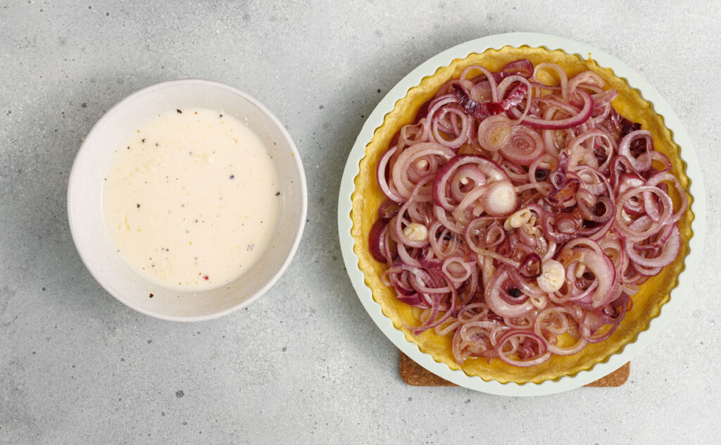 onion slices in pie crust